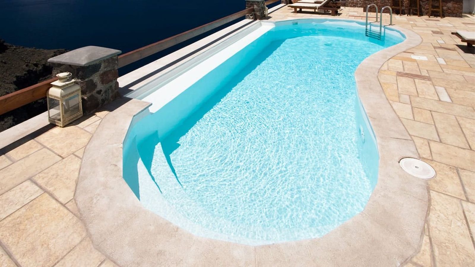 Piscina con agua cristalina