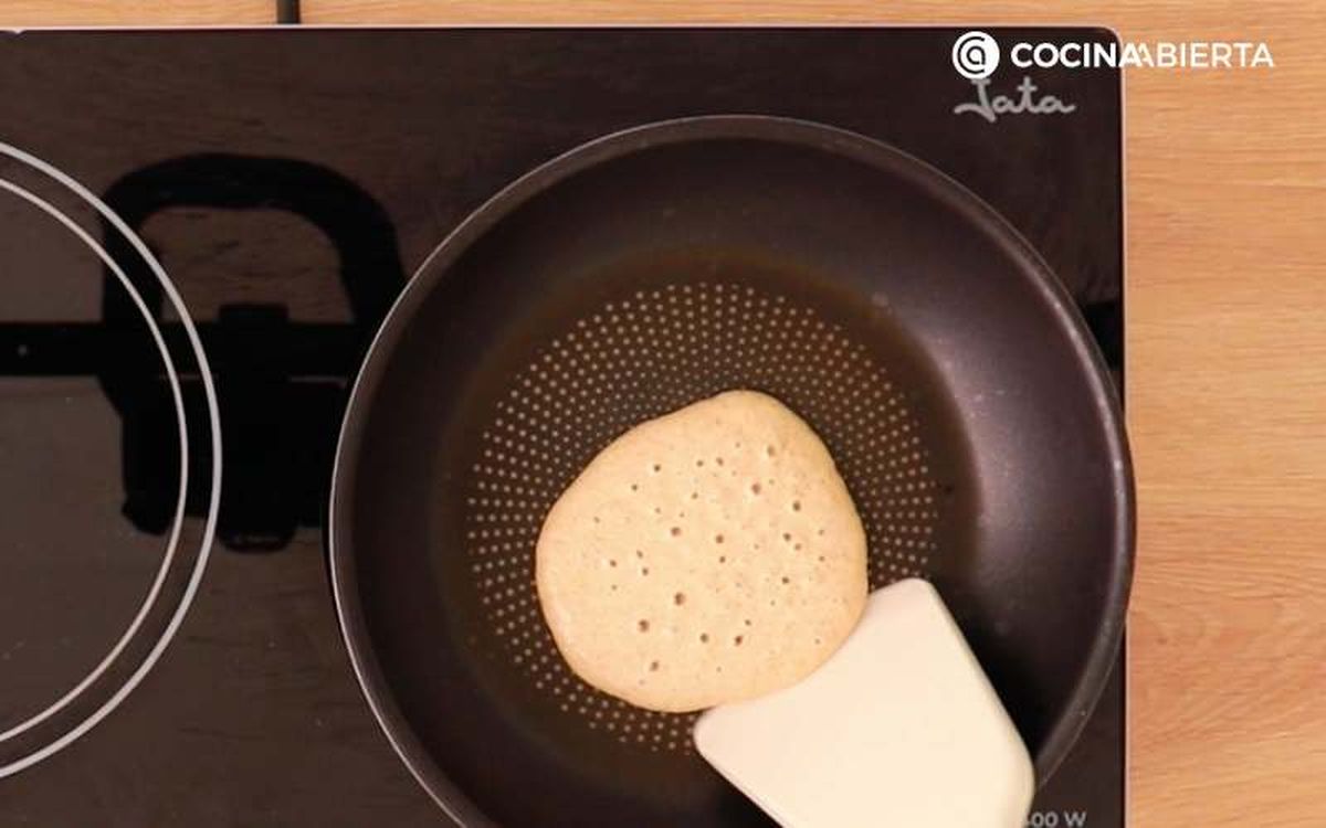 Vierte la mezcla en una sartén antiadherente