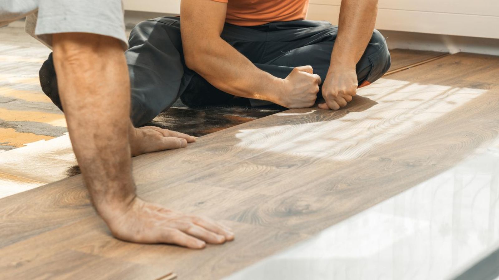 Colocar suelo horizontal de madera.