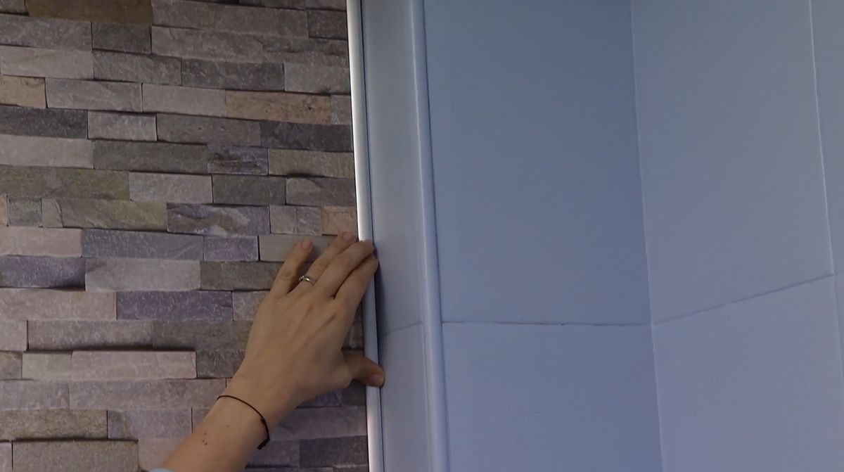 Baño rústico y luminoso paso 5