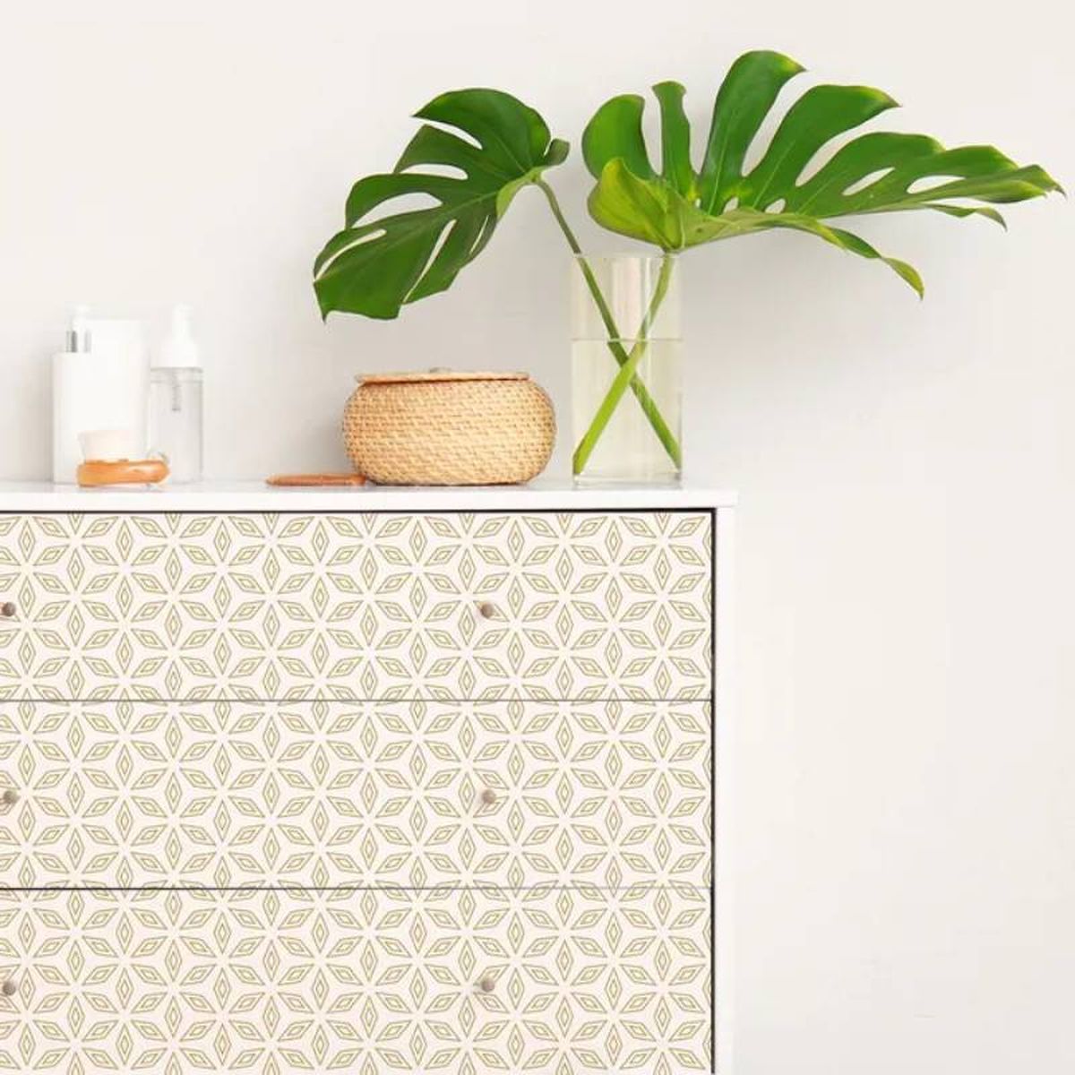 Cómoda forrado con vinilo de estampado geométrico.