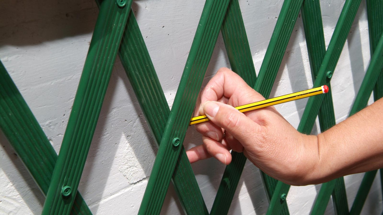Instalación de celosía en jardín paso 4