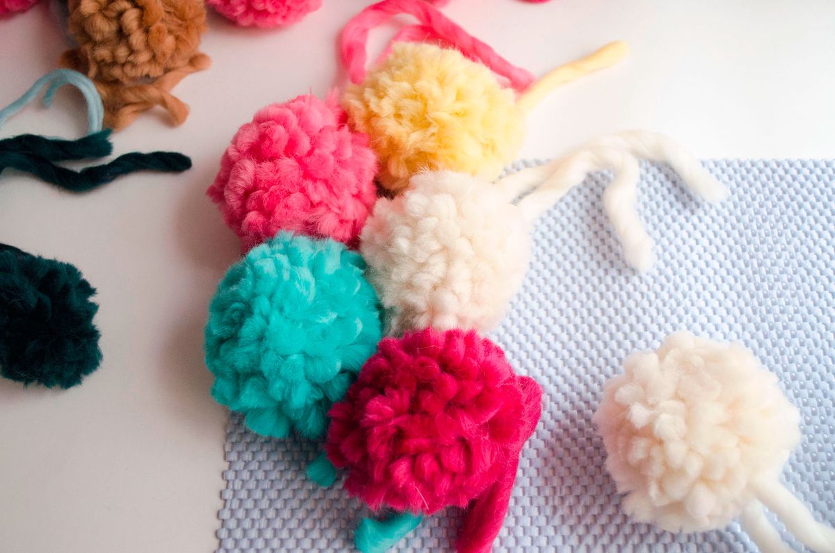 alfombra pompones paso1