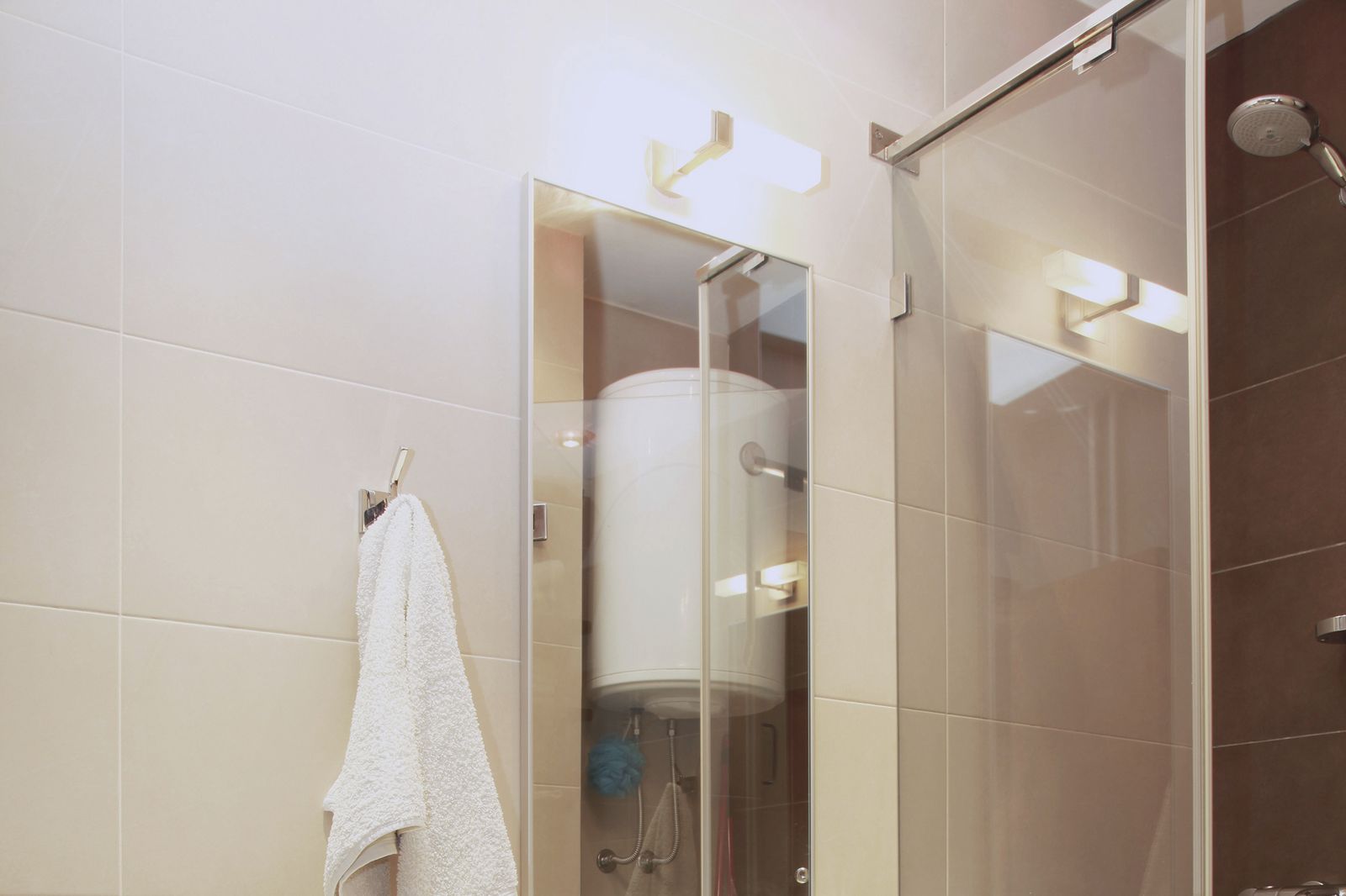 Instalar un aplique en el baño de Bricomanía