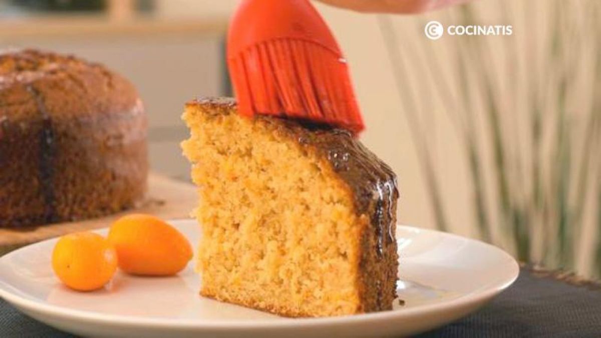 Pinta el bizcocho de naranja con el almíbar y sirve