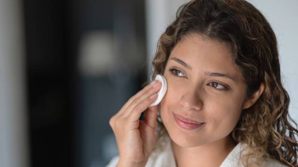 aplicar tonico facial sobre la piel del rostro limpio