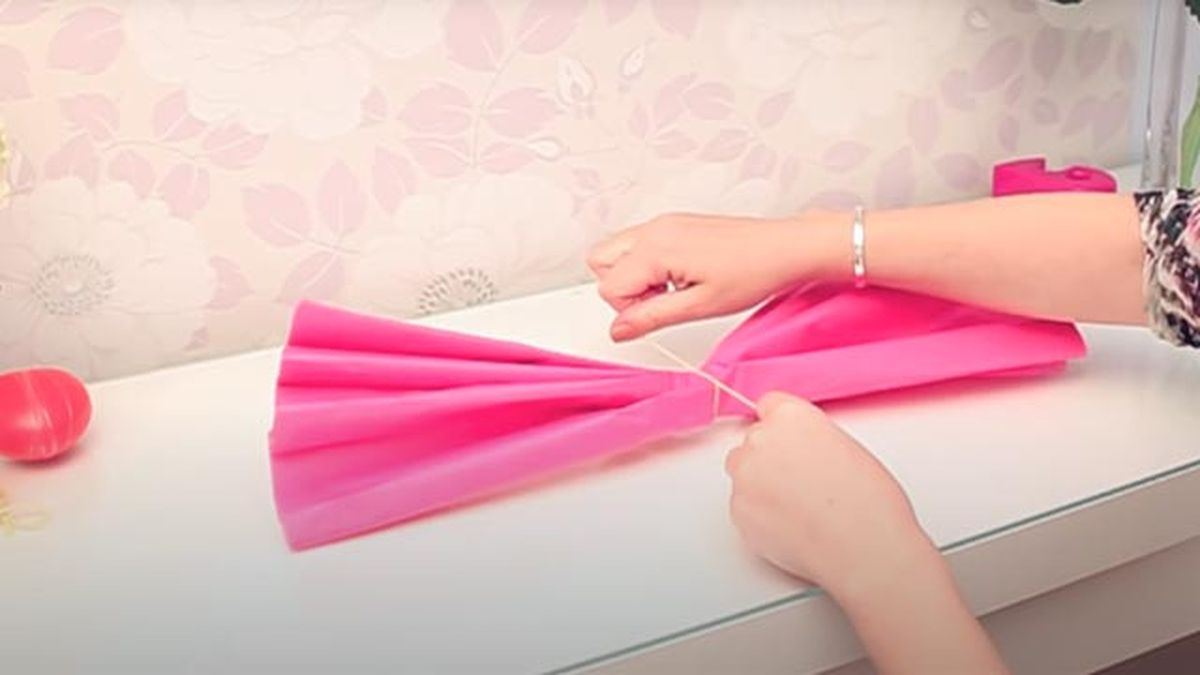 como hacer flores de papel grandes paso 4