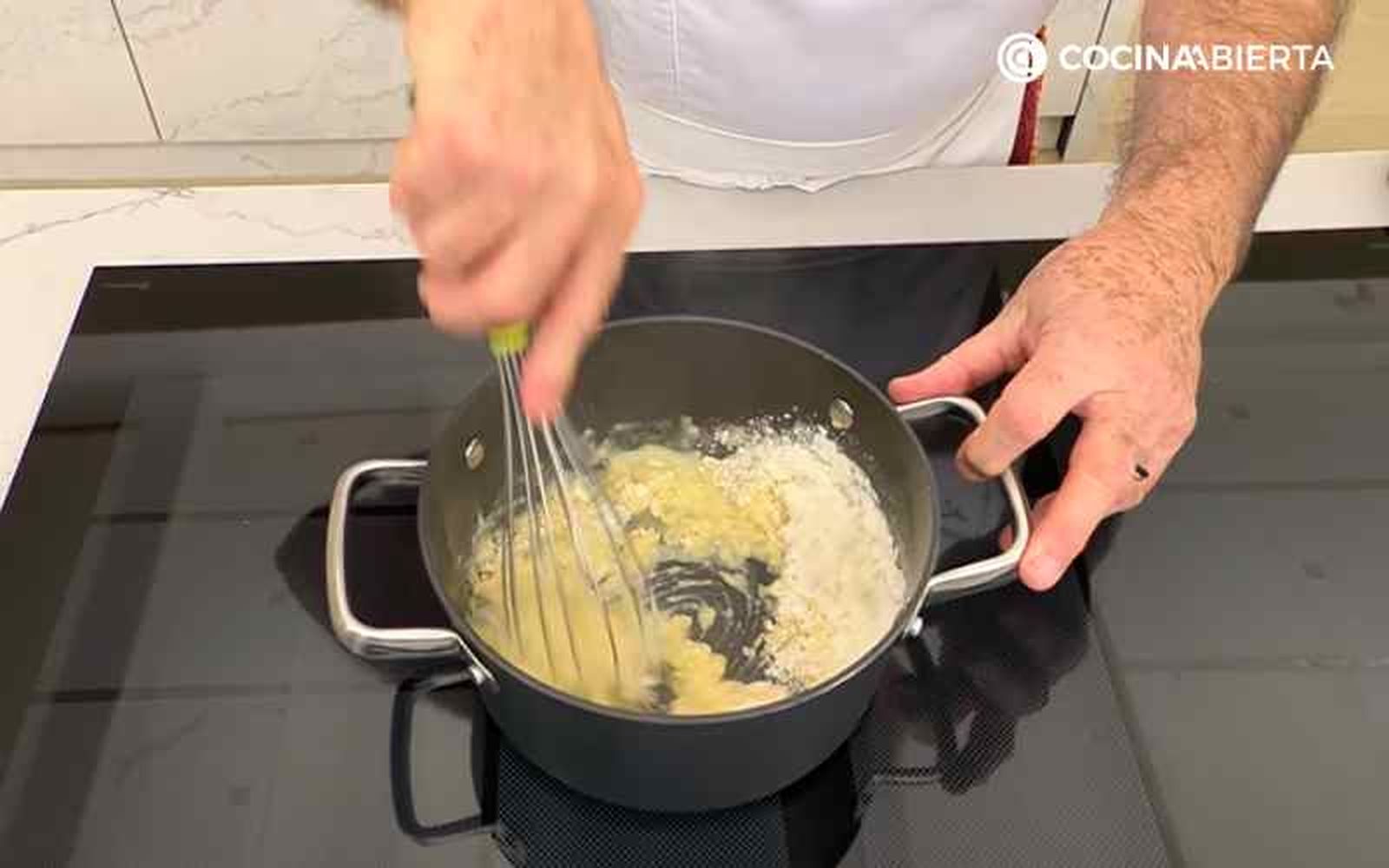 Prepara la masa de los profiteroles