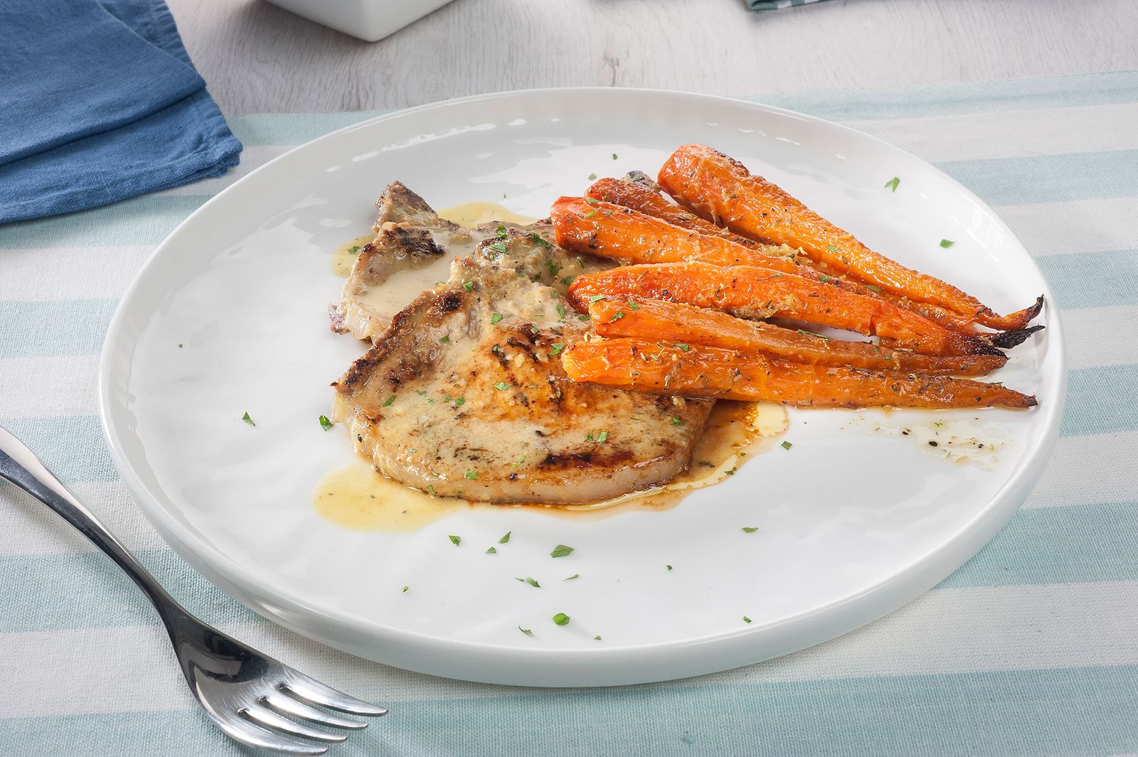 CABI0085NV17 Amaia chuletas de cerdo a la mostaza con zanahorias asadas xl