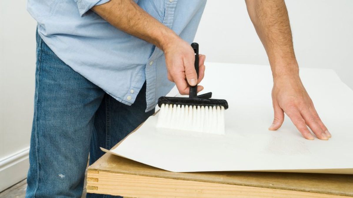 Aplicar cola en la parte trasera del papel de pintar