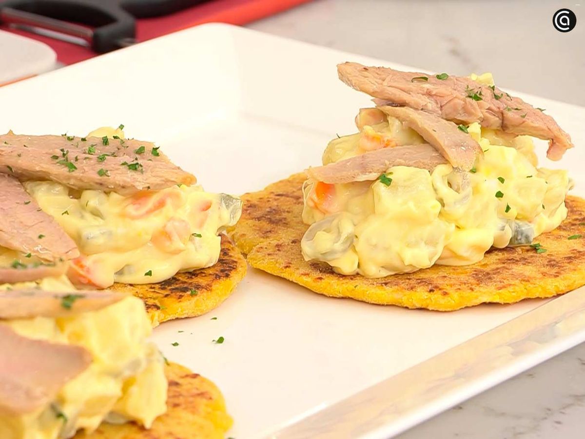 Sirve la ensaladilla rusa sobre las arepas de maíz