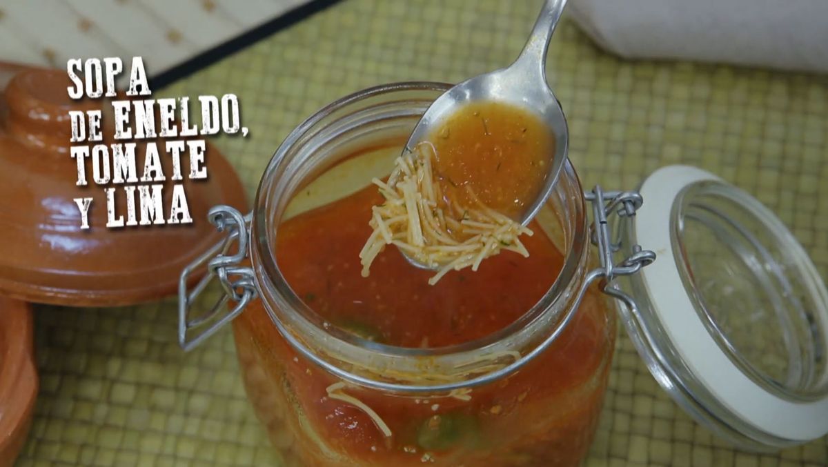 Sopa de eneldo, tomate y lima cocina abierta
