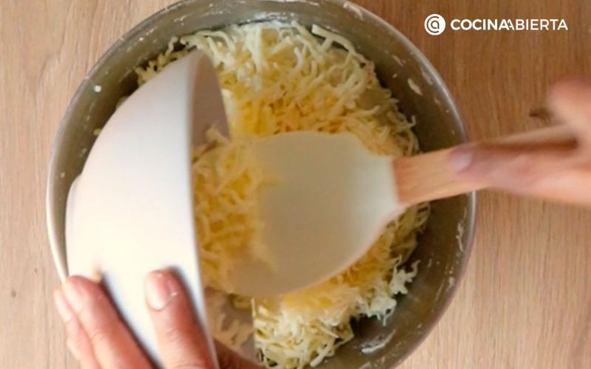 Incorpora el queso campesino o queso mozzarella