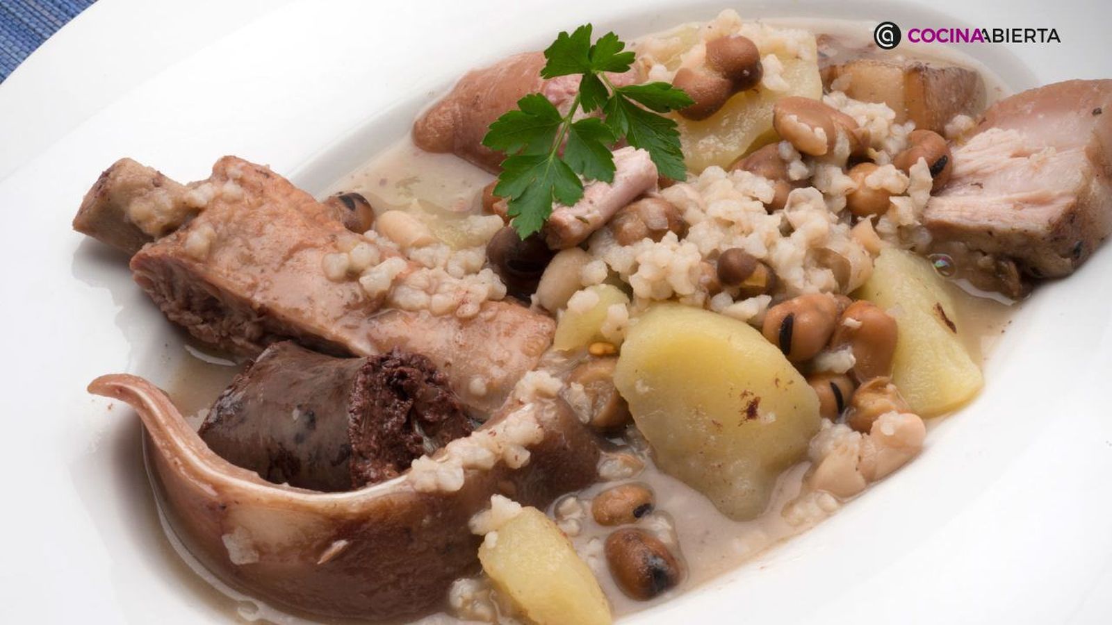 La Olla de San Antón es un guiso tradicional elaborado con diferentes partes del cerdo