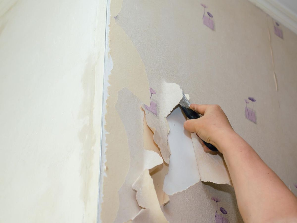 Retirar el papel pintado de la pared.