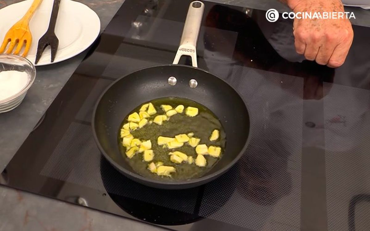 Corta el ajo en rodajas finas