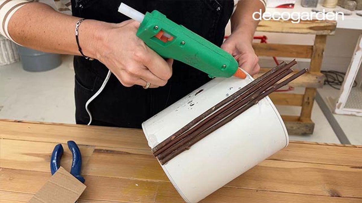 como hacer una maceta reciclando bote pintura paso 4