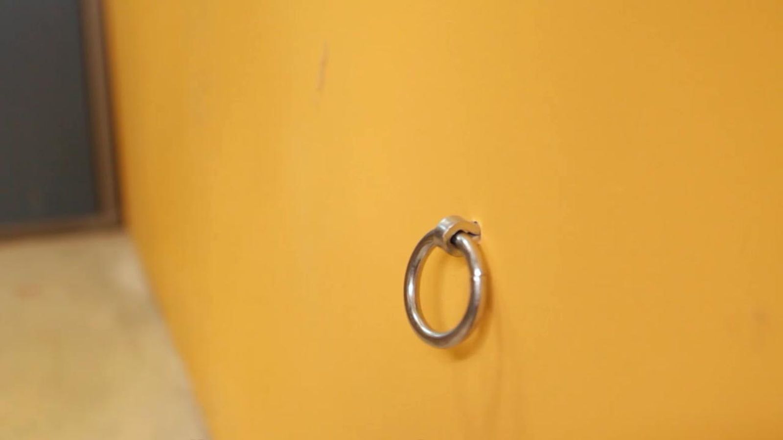 Cómo colocar una argolla en la pared