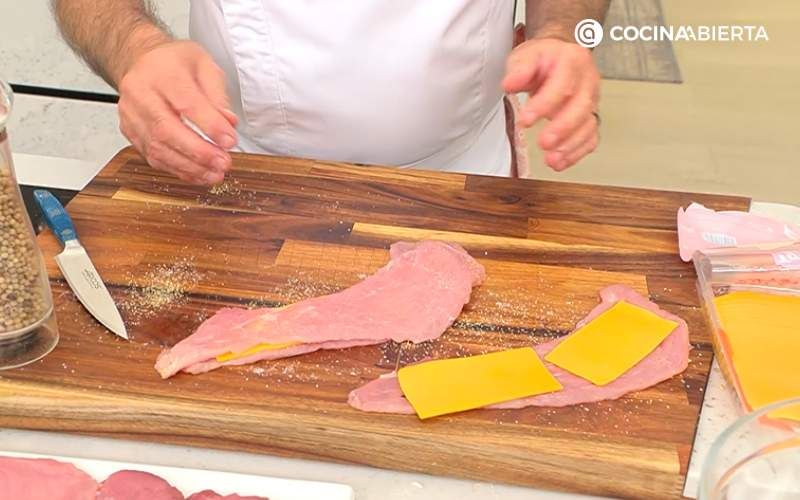 Cubre los filetes de cerdo con una loncha de queso