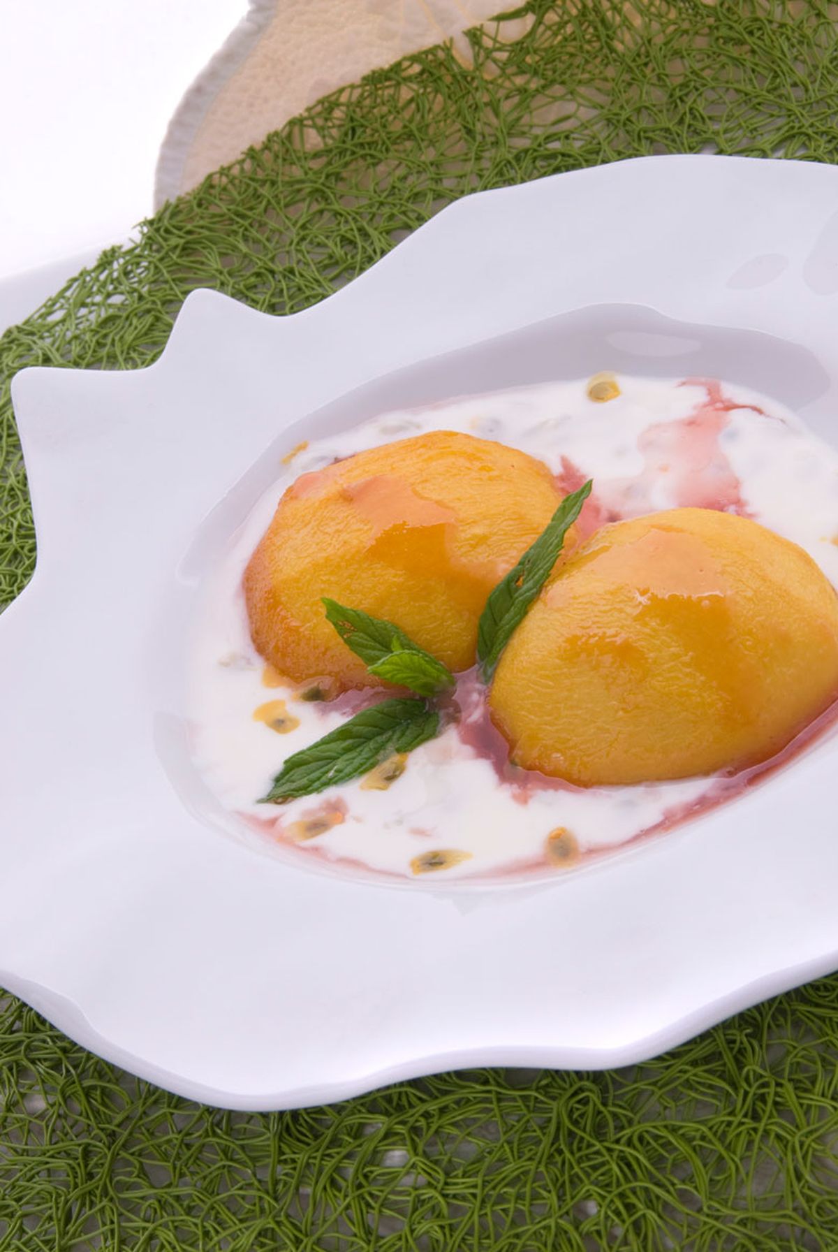 Melocotón asado con yogur y maracuyá