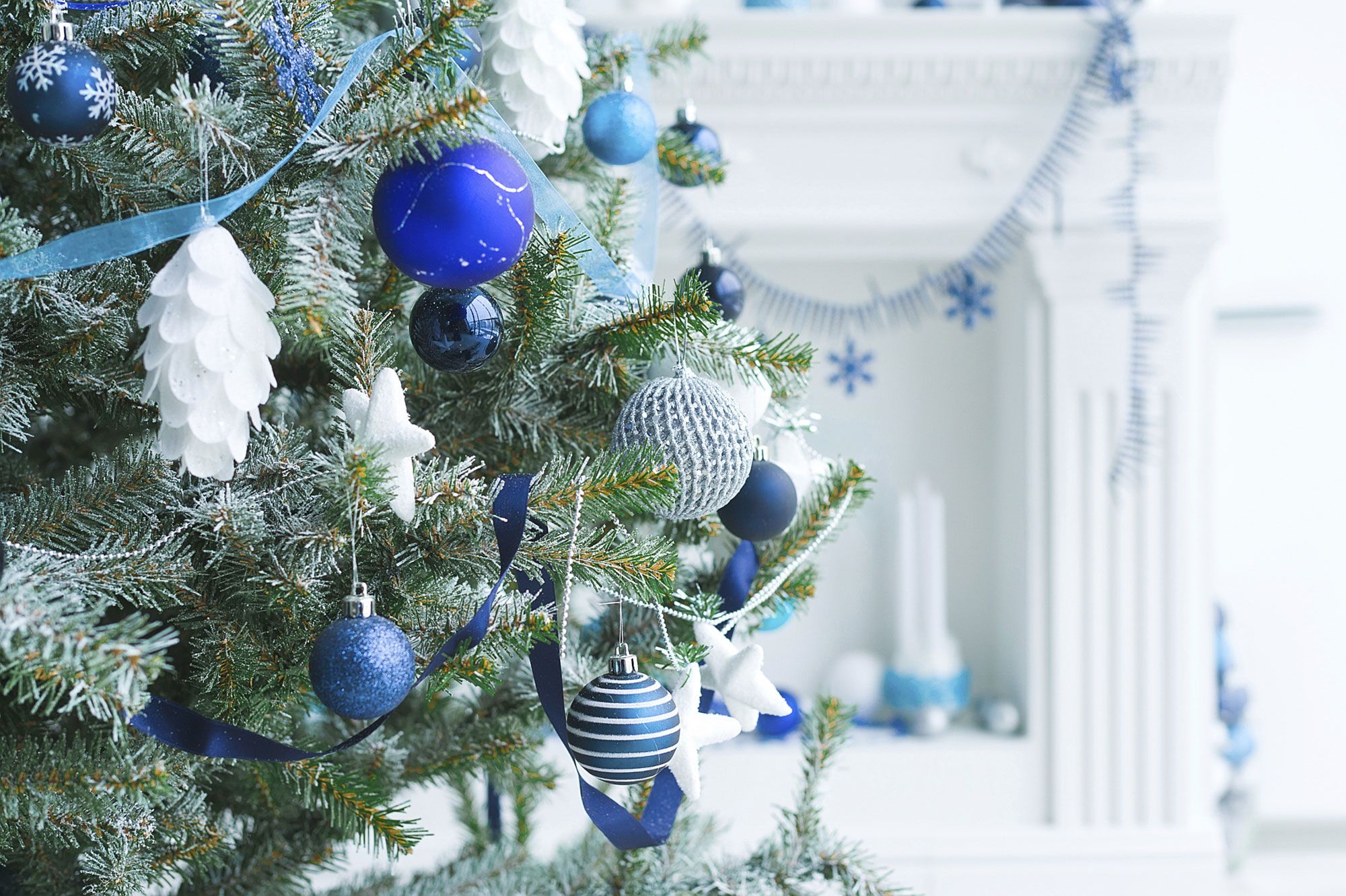 Decoración navideña en azul, blanco y plata   salon