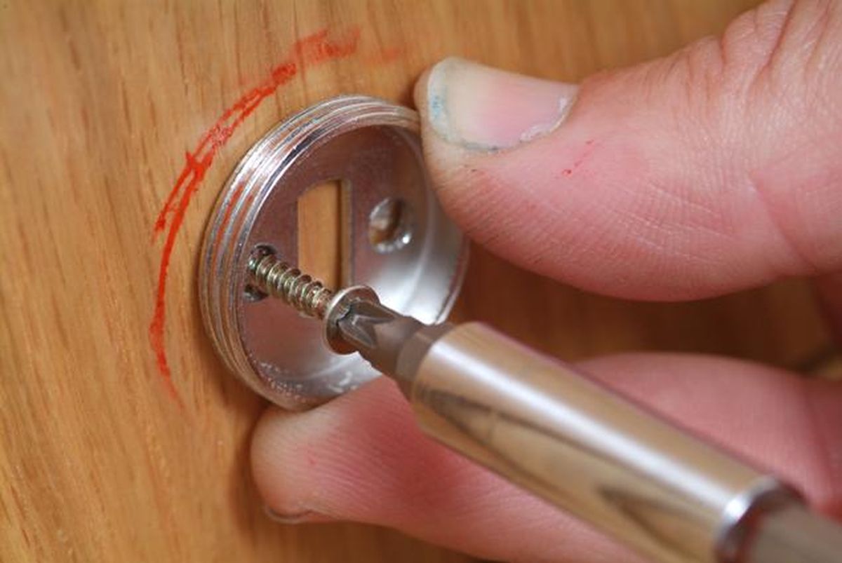 brico1 0461 topes puerta pared paso 5