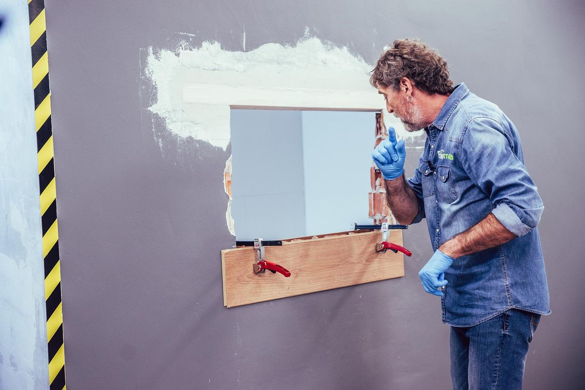 Cómo abrir un pasaplatos en la pared paso 6