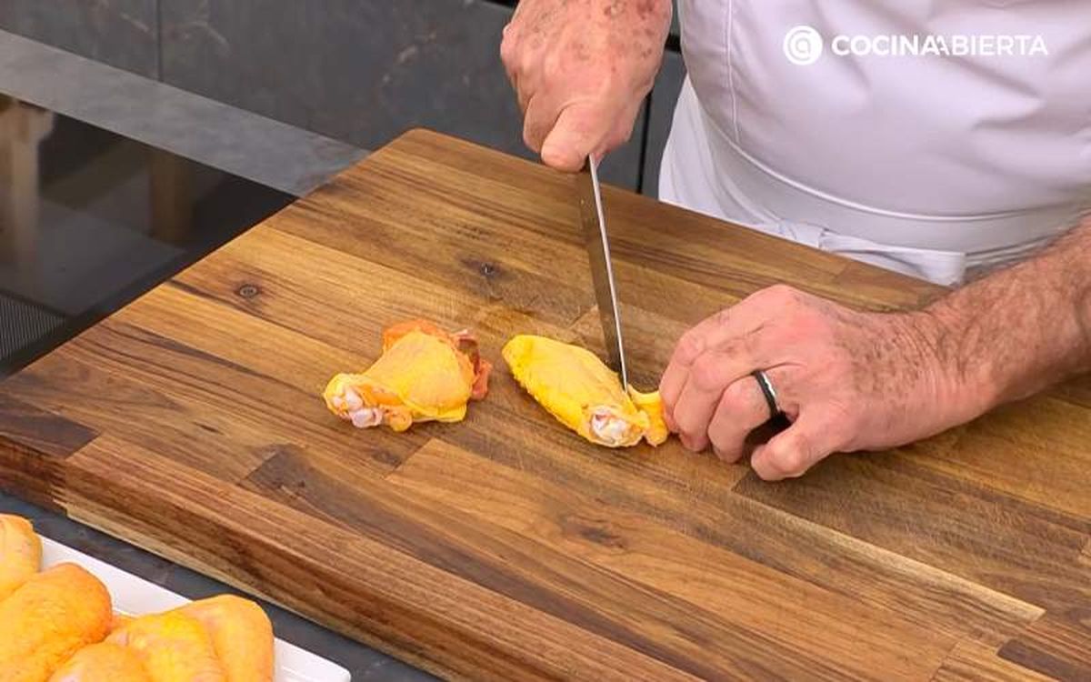 Con un cuchillo, retira el exceso de piel de las alitas de pollo