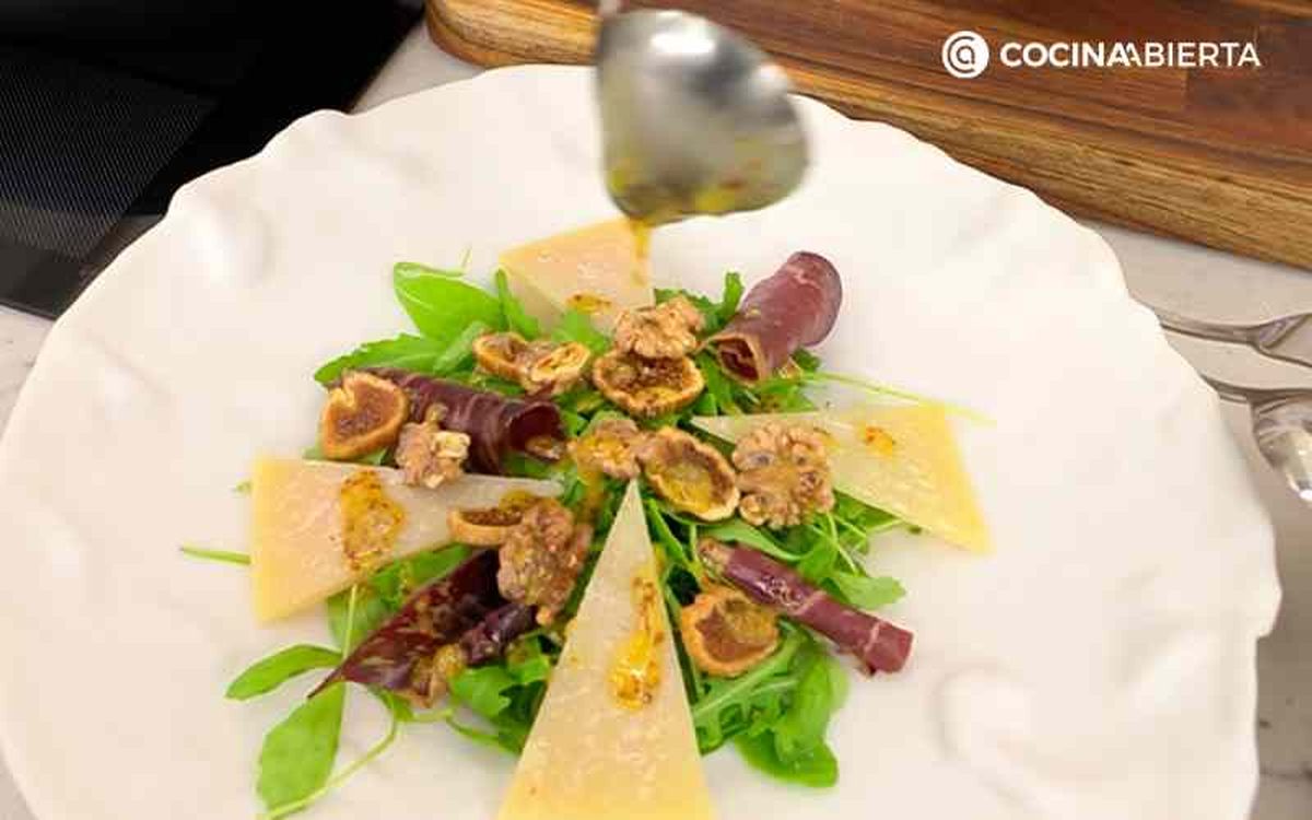 Aliña la ensalada de queso, cecina y nueces