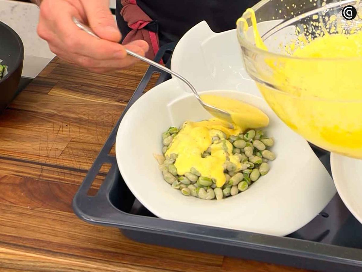 Gratina las habitas con la salsa holandesa