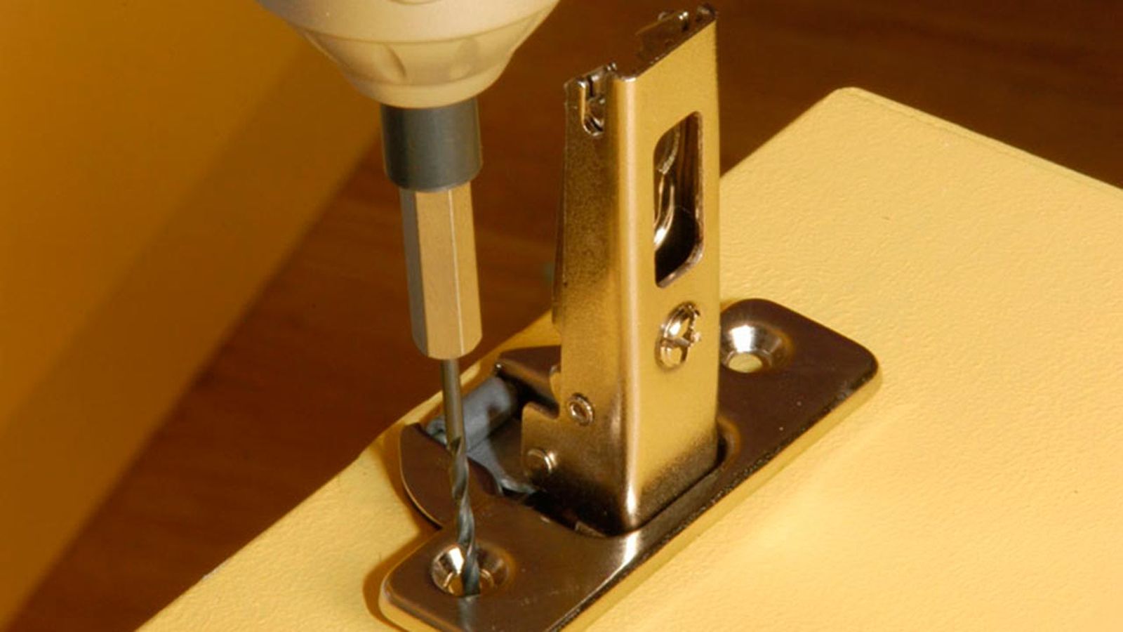 Arreglar la bisagra de los muebles de la cocina paso 7