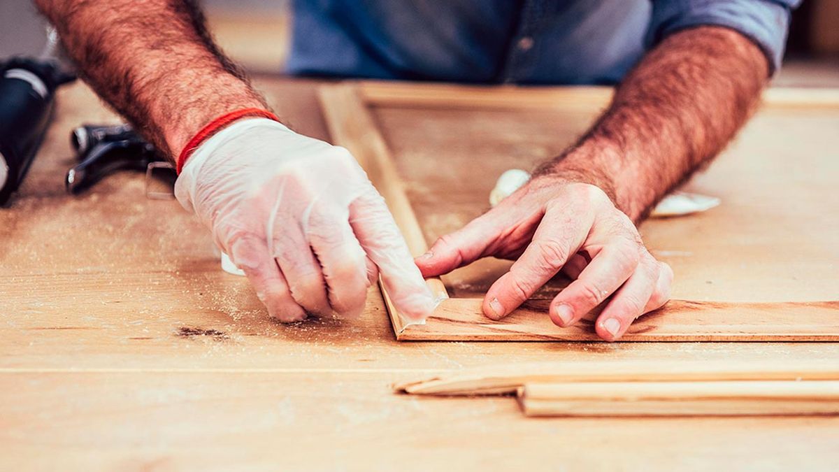 Decorar la pared con molduras de cuarterones paso 3