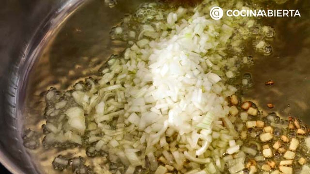 01 receta merluza en salsa verde con gulas y almejas paso 1