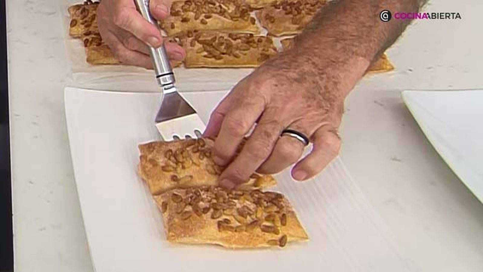 KARL70180322 receta pastelitos hojaldre pinones paso 5