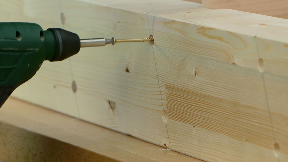 Cómo hacer una escalera de madera para el altillo paso 10