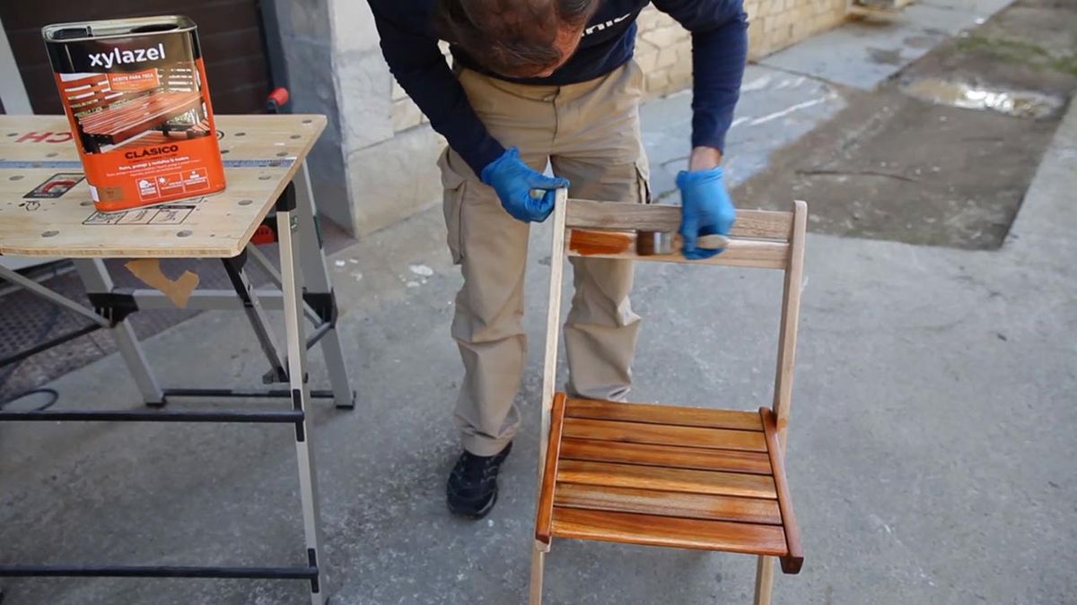 Proteger muebles de madera con aceite de teca paso 2