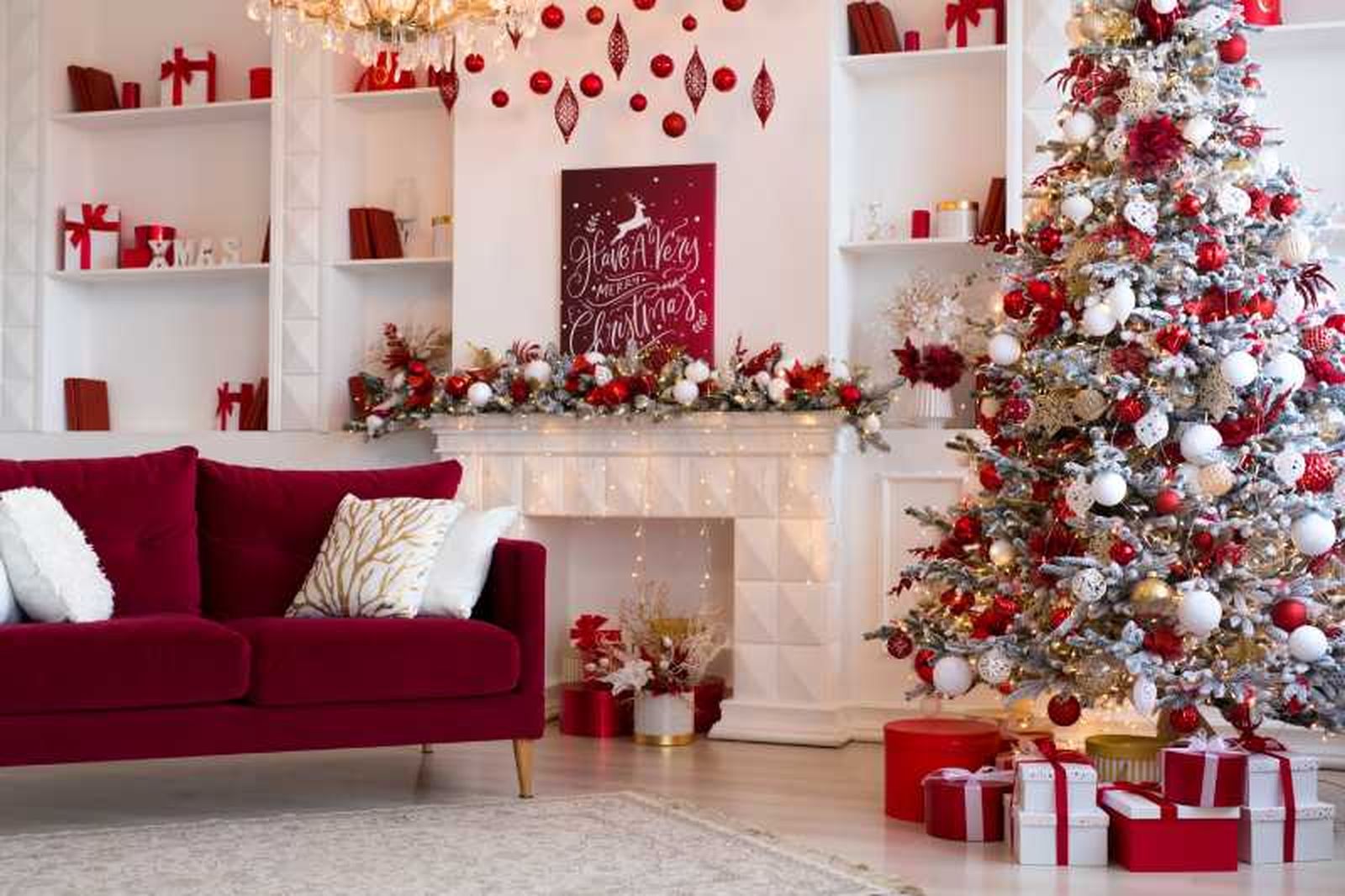 Salón con decoración navideña tradicional en rojo y blanco.