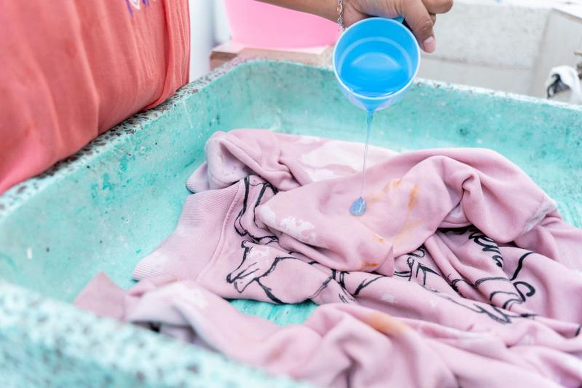 Procura que el quitamanchas sea apto para el color de la prenda