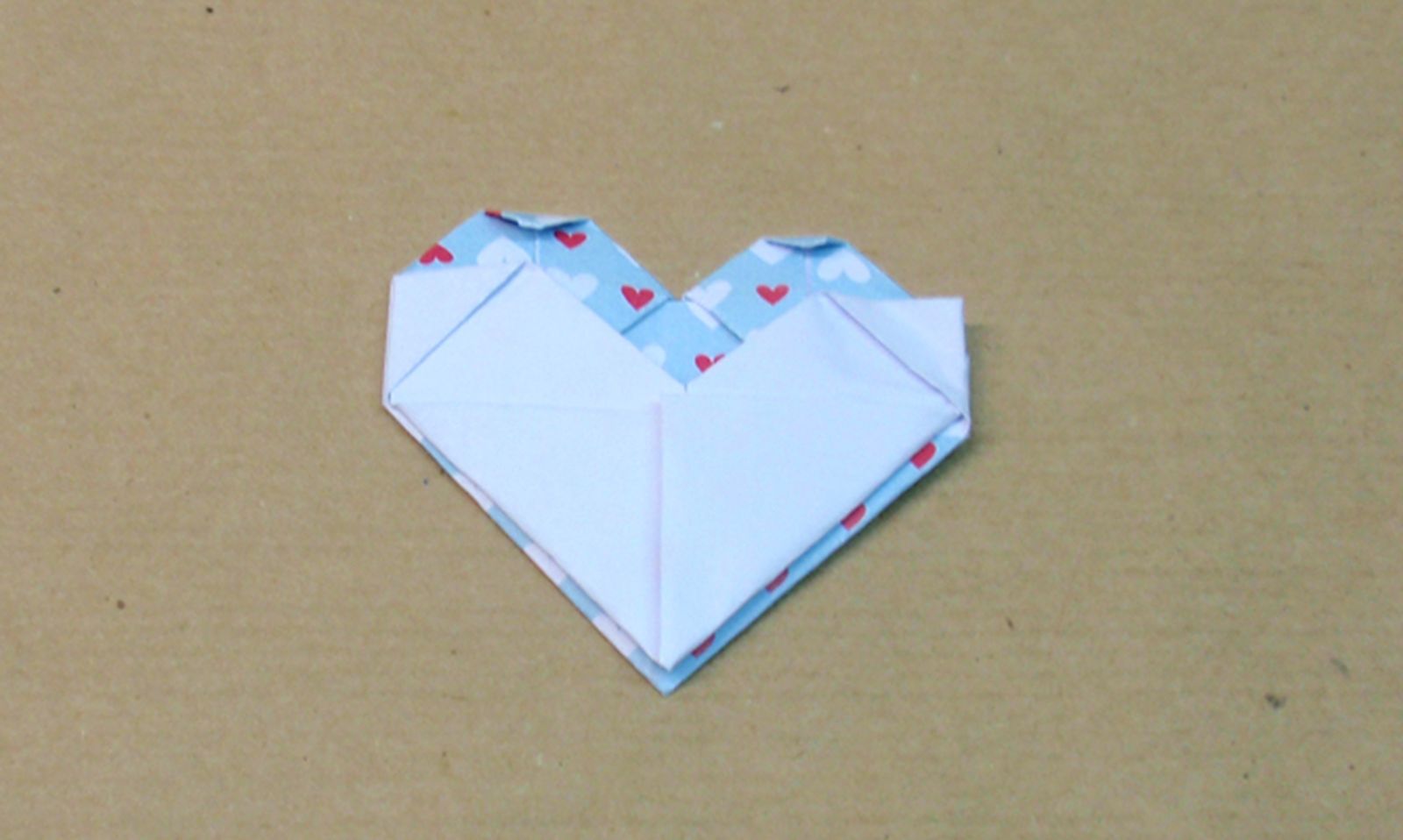 Marcapaginas con forma de corazón paso 14