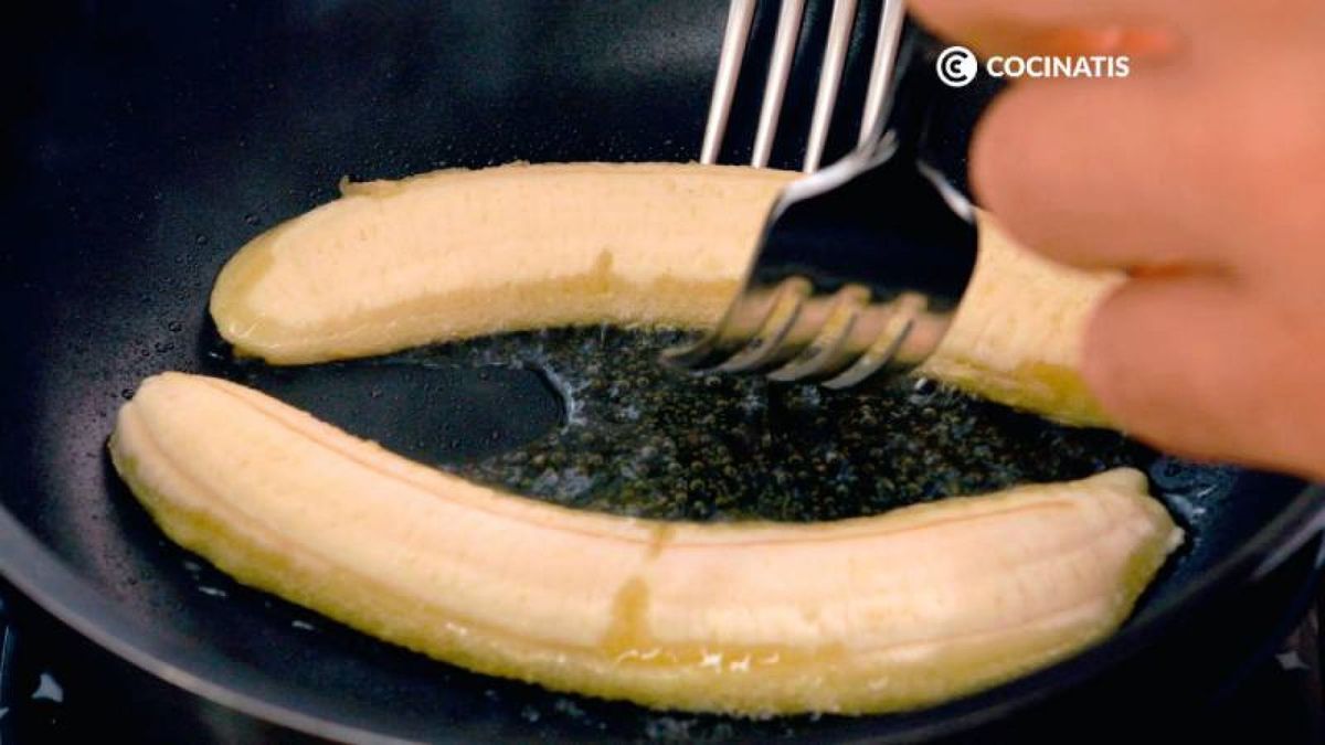 Fríe los plátanos por ambos lados