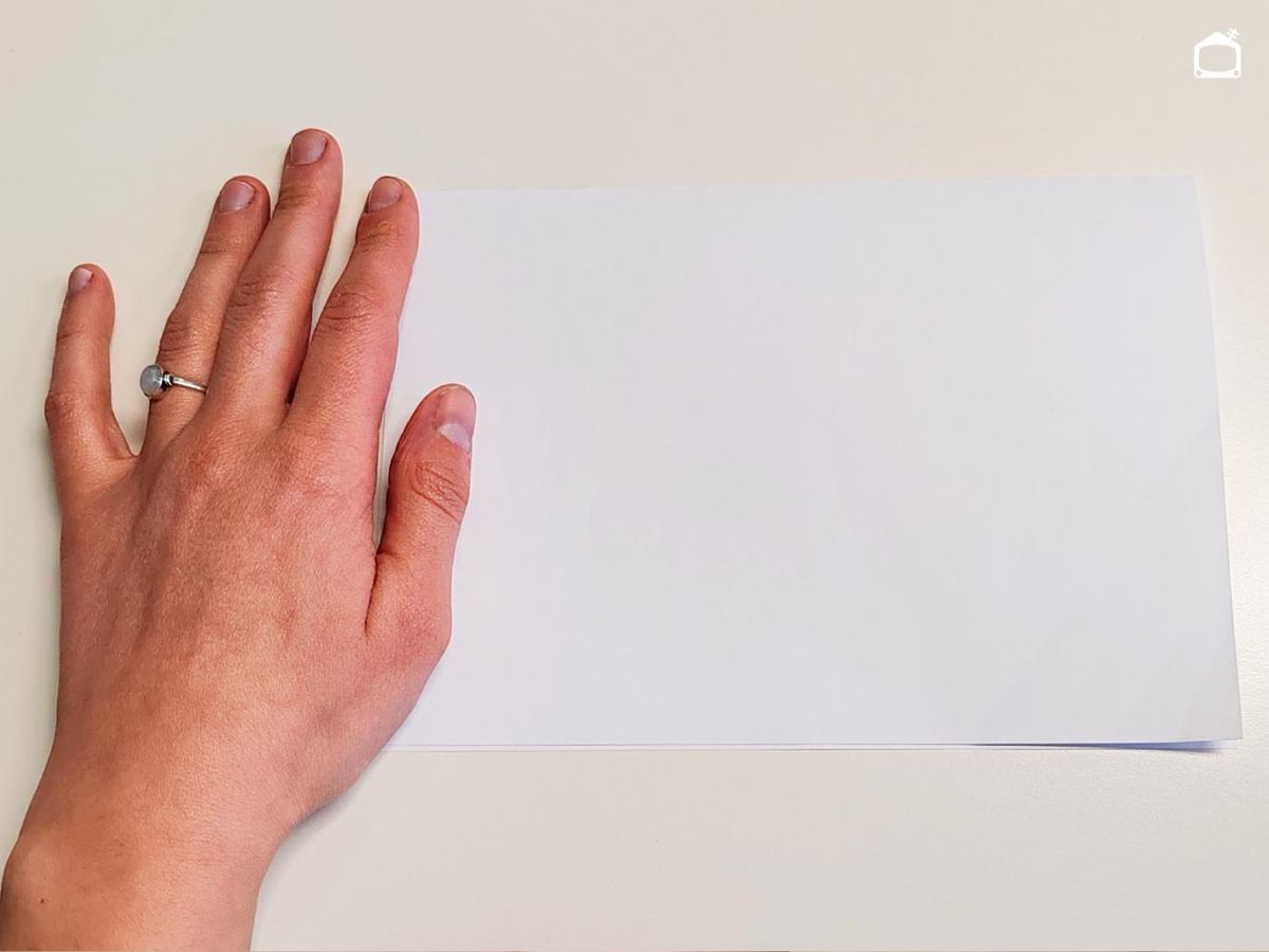 Primer paso para hacer un barco de papel.