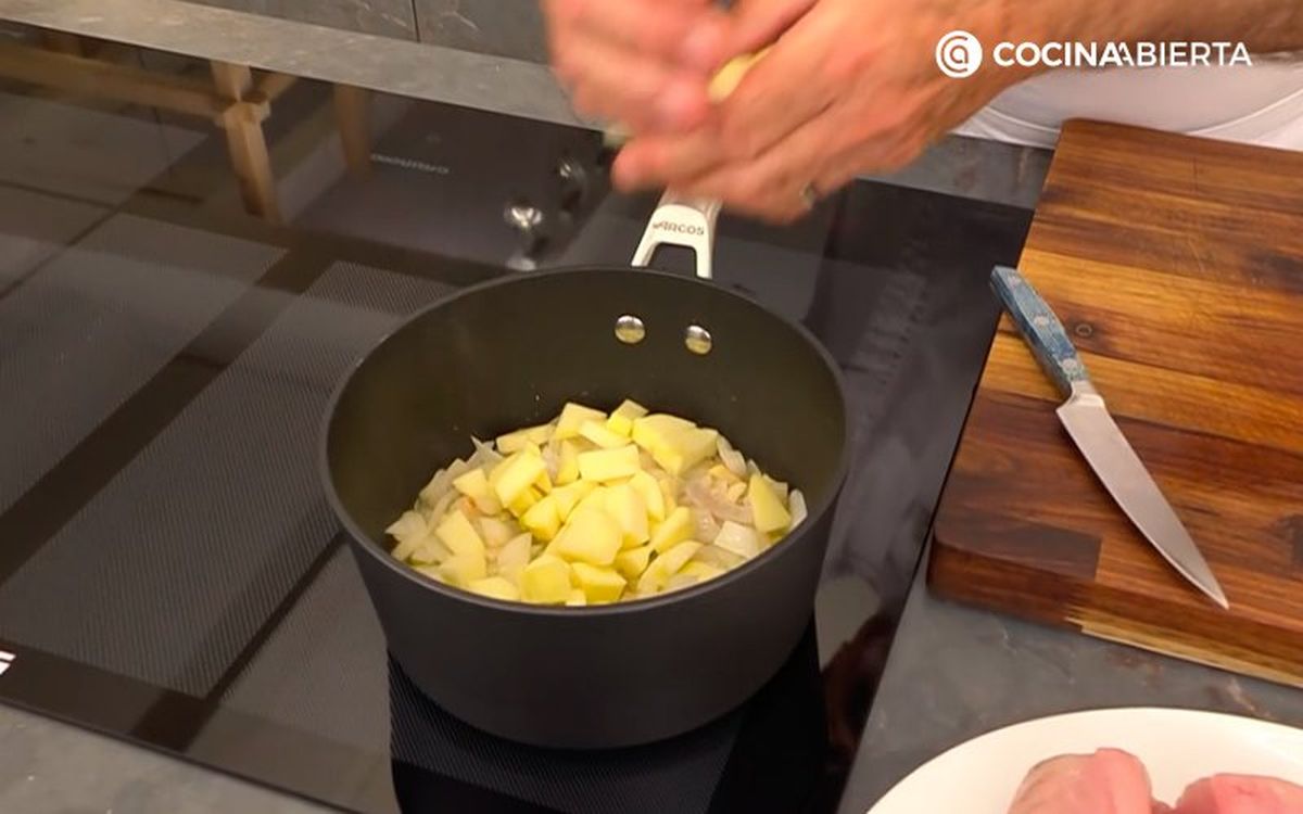 Cocina los ajos, la cebolla y la manzana