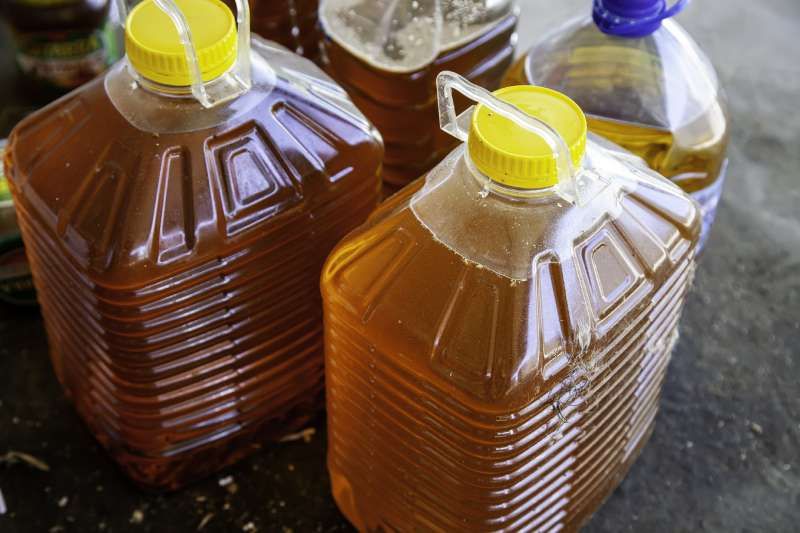 Bidones con aceite de girasol utilizado