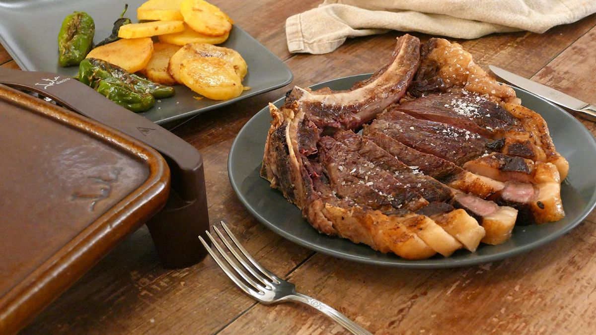 Receta de chuletón con pimientos y patatas a la plancha