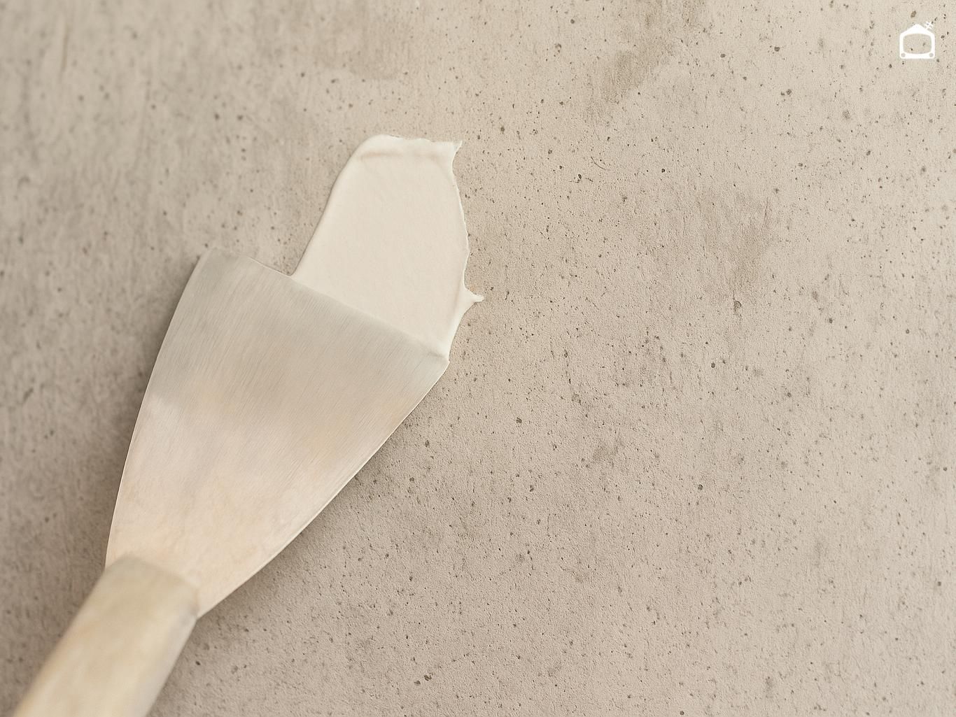 Aplicar masilla en la pared con una espátula.