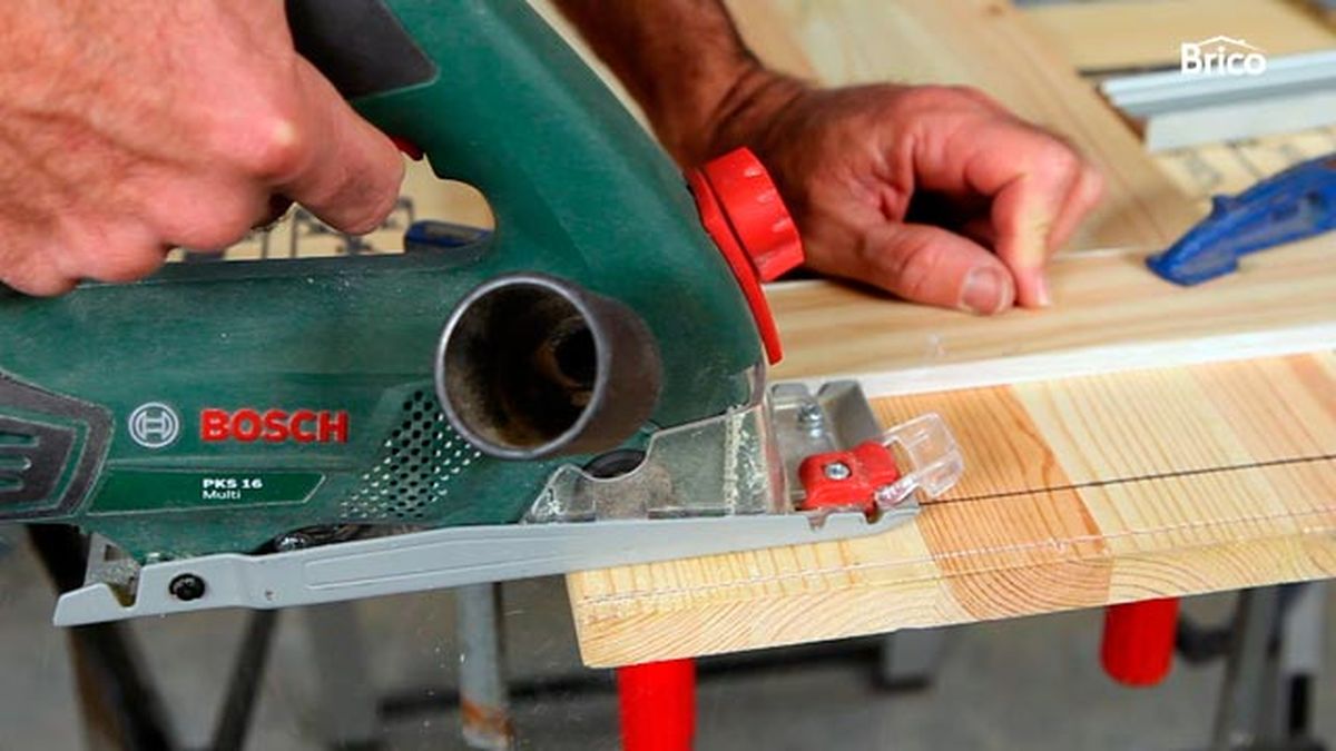 Cómo hacer ranuras en madera con la sierra paso 4