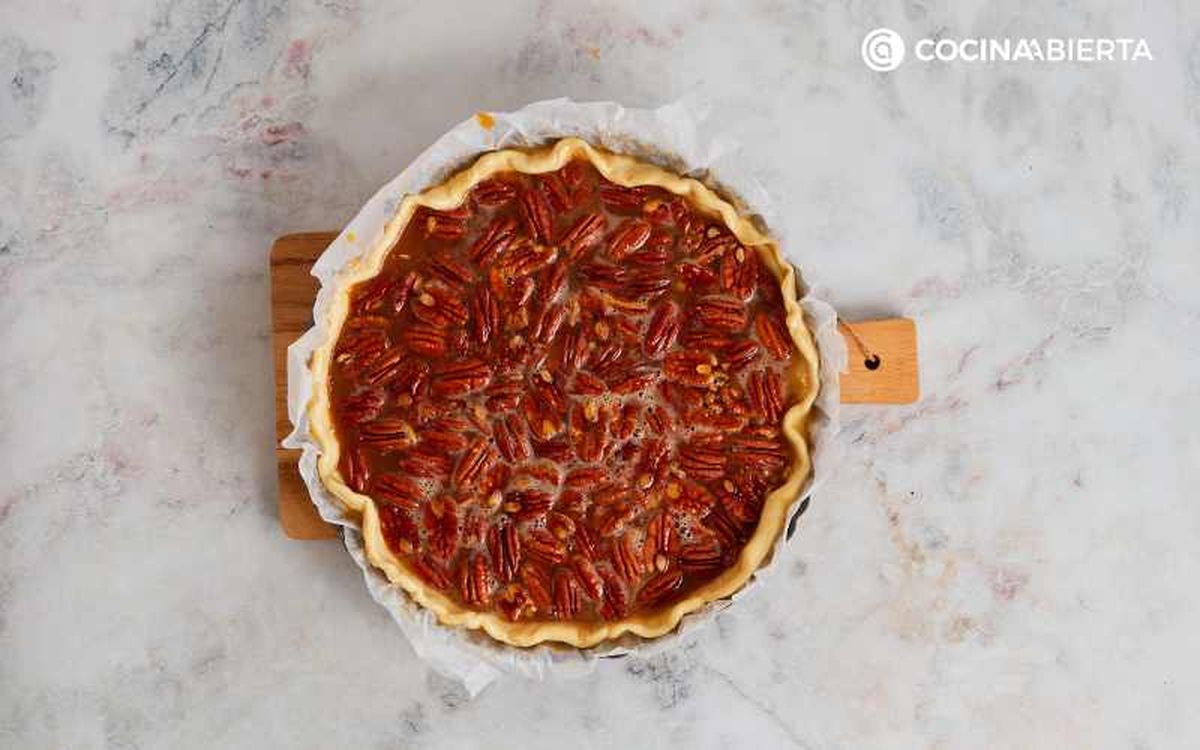 Vierte el caramelo sobre las nueces pecanas