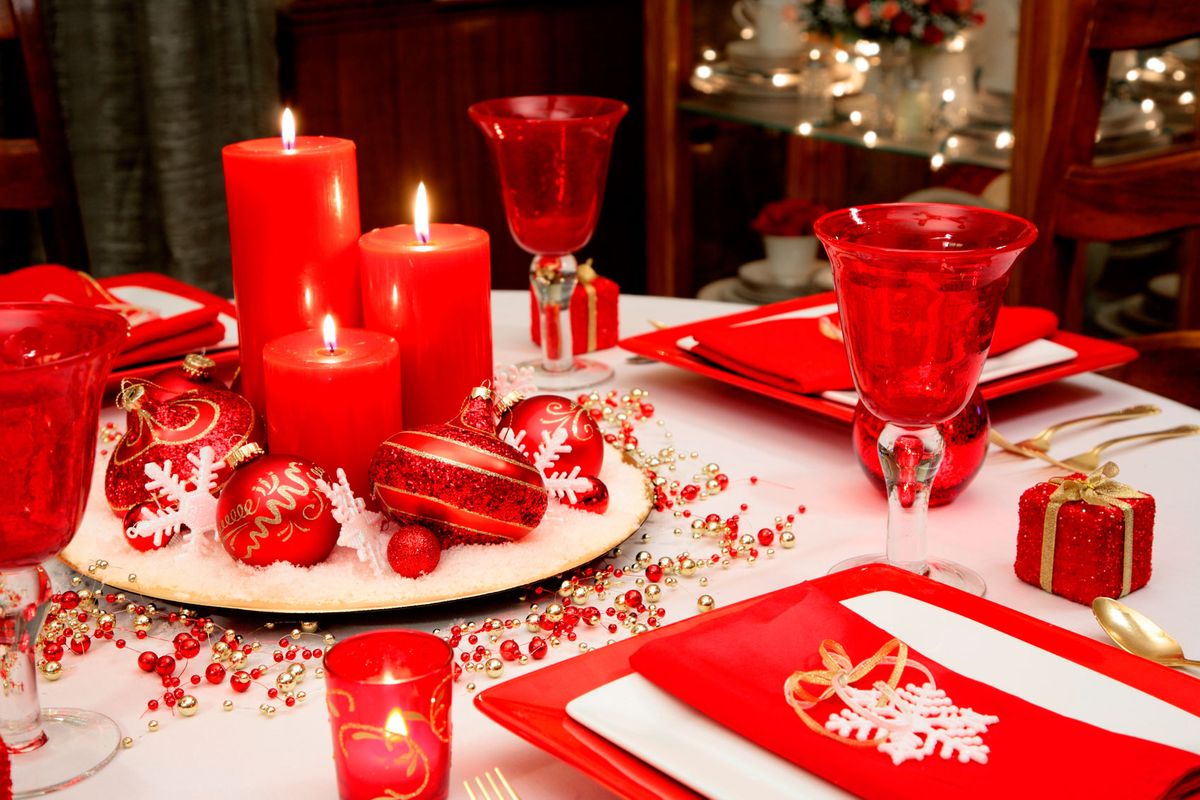 Decorar mesa de Navidad en blanco, rojo y dorado 5