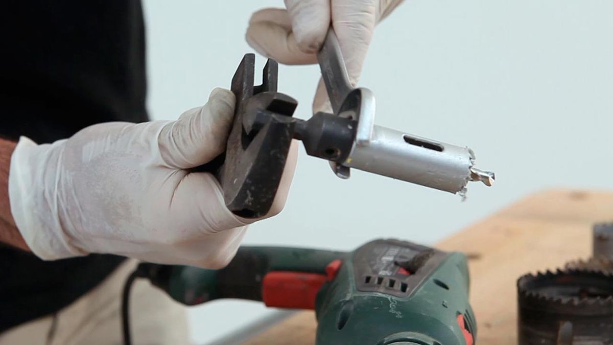 Como fijar una sierra de corona en el taladro paso 3