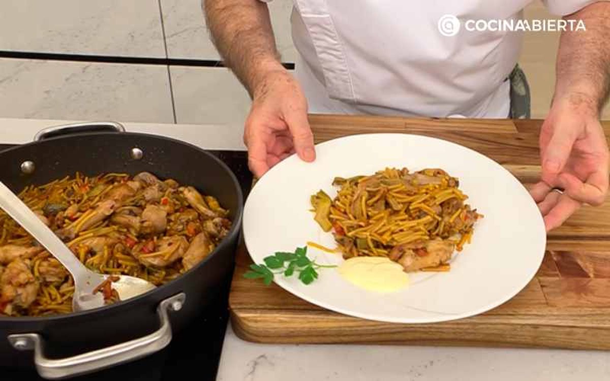Sirve la fideuá de conejo
